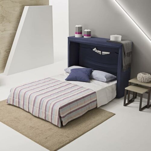 Sängskåp i tyg utbäddat med täcke och kuddar