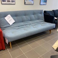 Ljustblå soffa med ekben