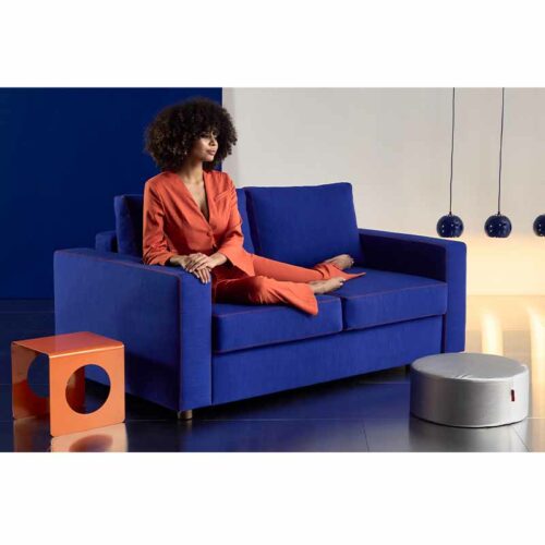 Neah X bäddsoffa i blått tyg från Innovation Living.