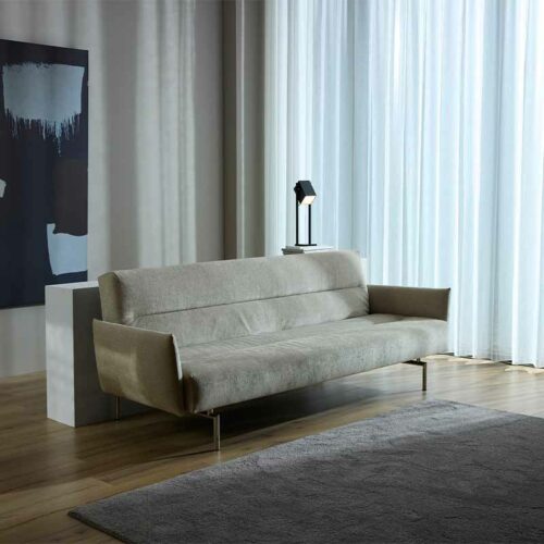 Jillis med armstöd bäddsoffa från Innovation Living.