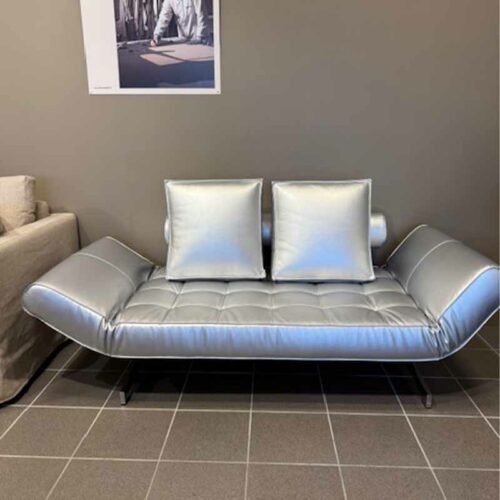 Dagbädd i silvrigt tyg.