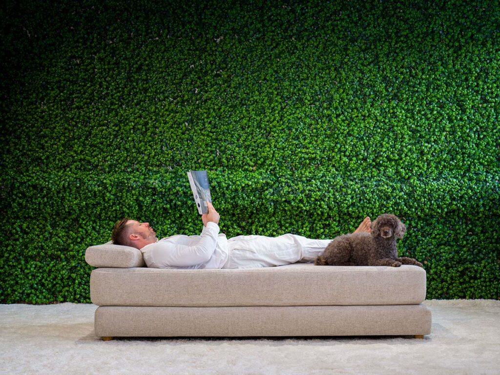 Dagdröm är en dagbädd i ett beige tyg i en härlig miljö.