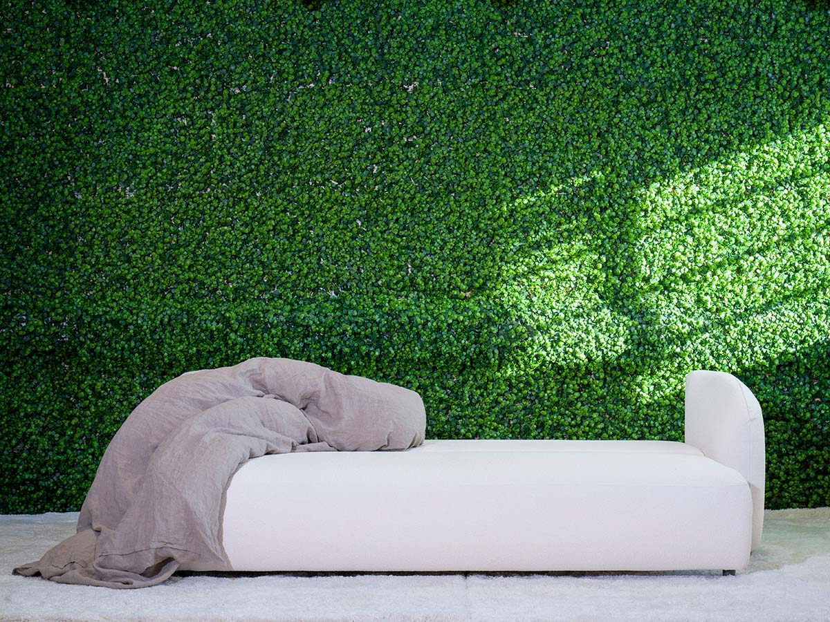 Luna bäddsoffa i sängläge. Vitt tyg från 1969.