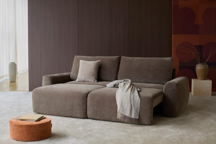 Norum utbäddad i brunt tyg från Innovation Living.